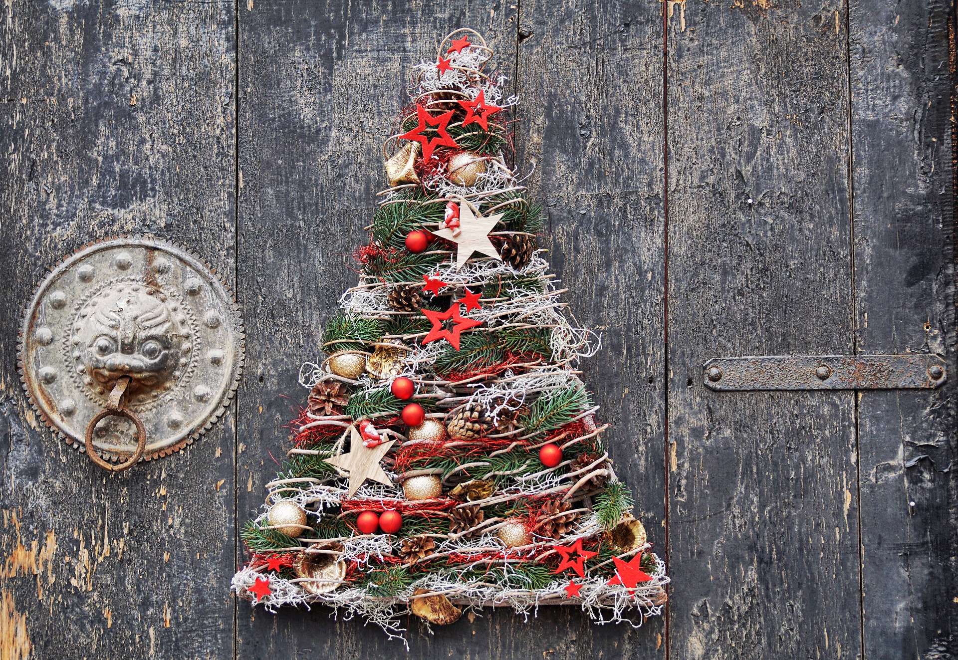 Albero di Natale alternativo con rami di pino